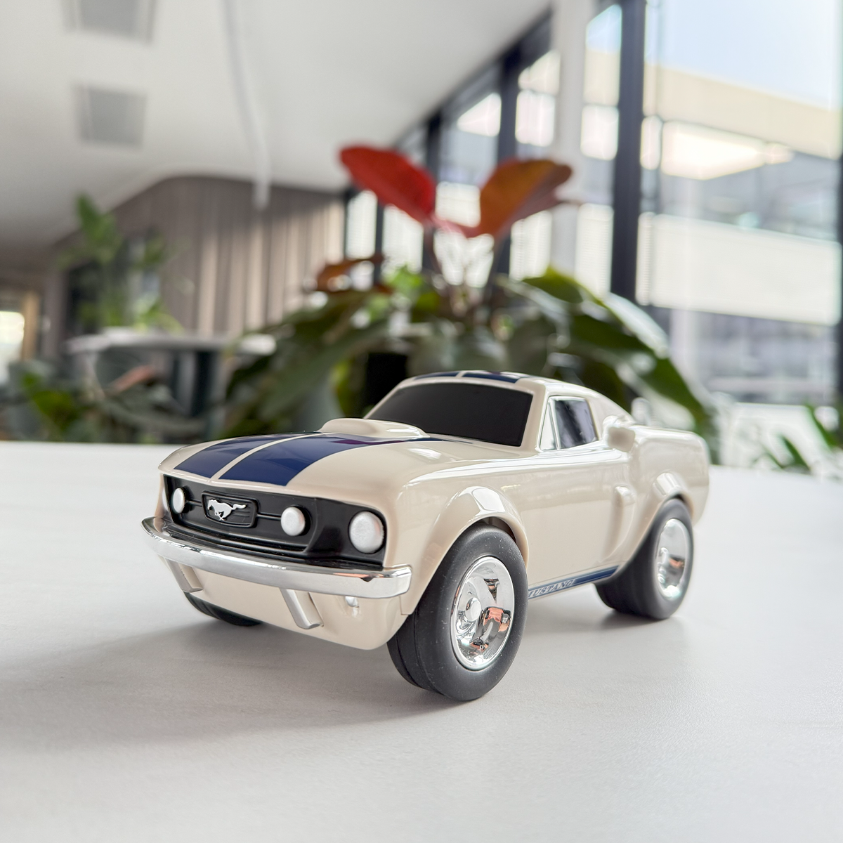 Kleines Spielzeugauto Ford Mustang Elfenbeinweiß