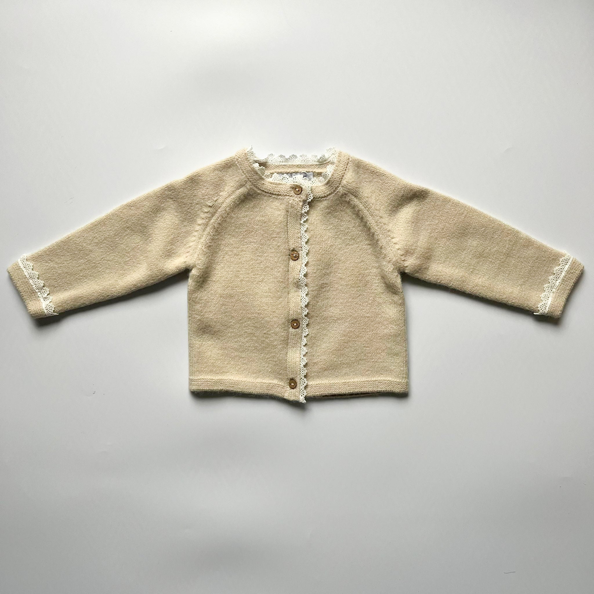 Strickjacke - Spitzeneinsatz