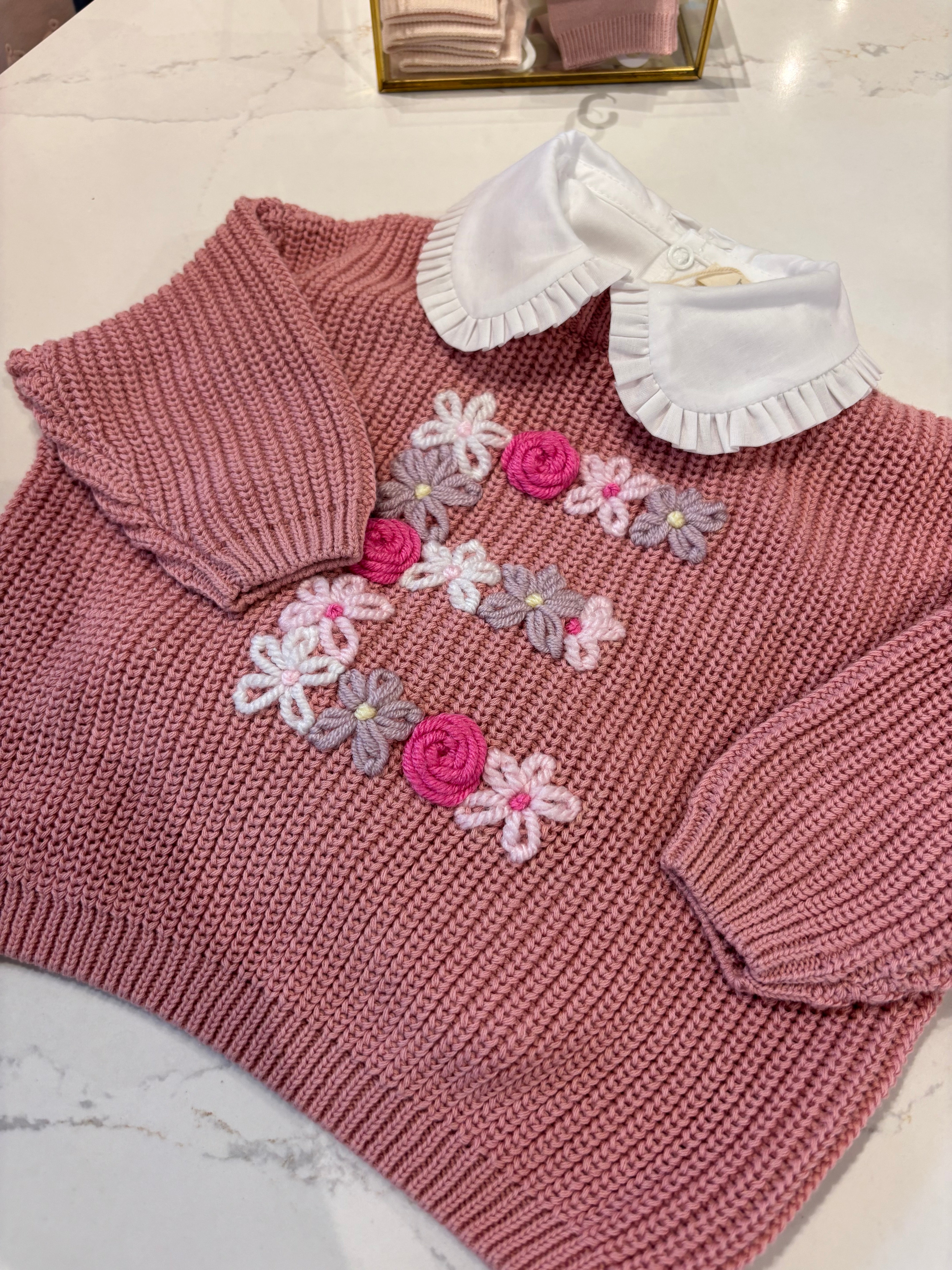Handbestickter Buchstabenpullover