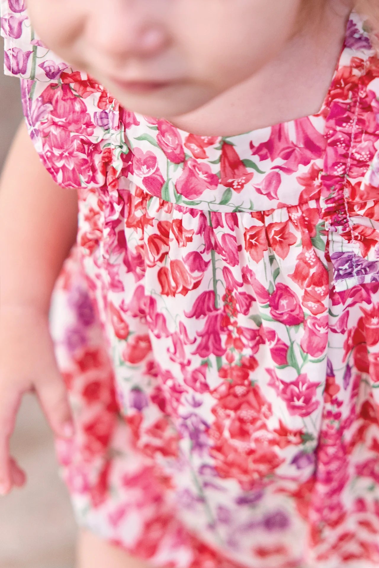 Kurzer Jumpsuit – Stoff mit pinkem Liberty-Print