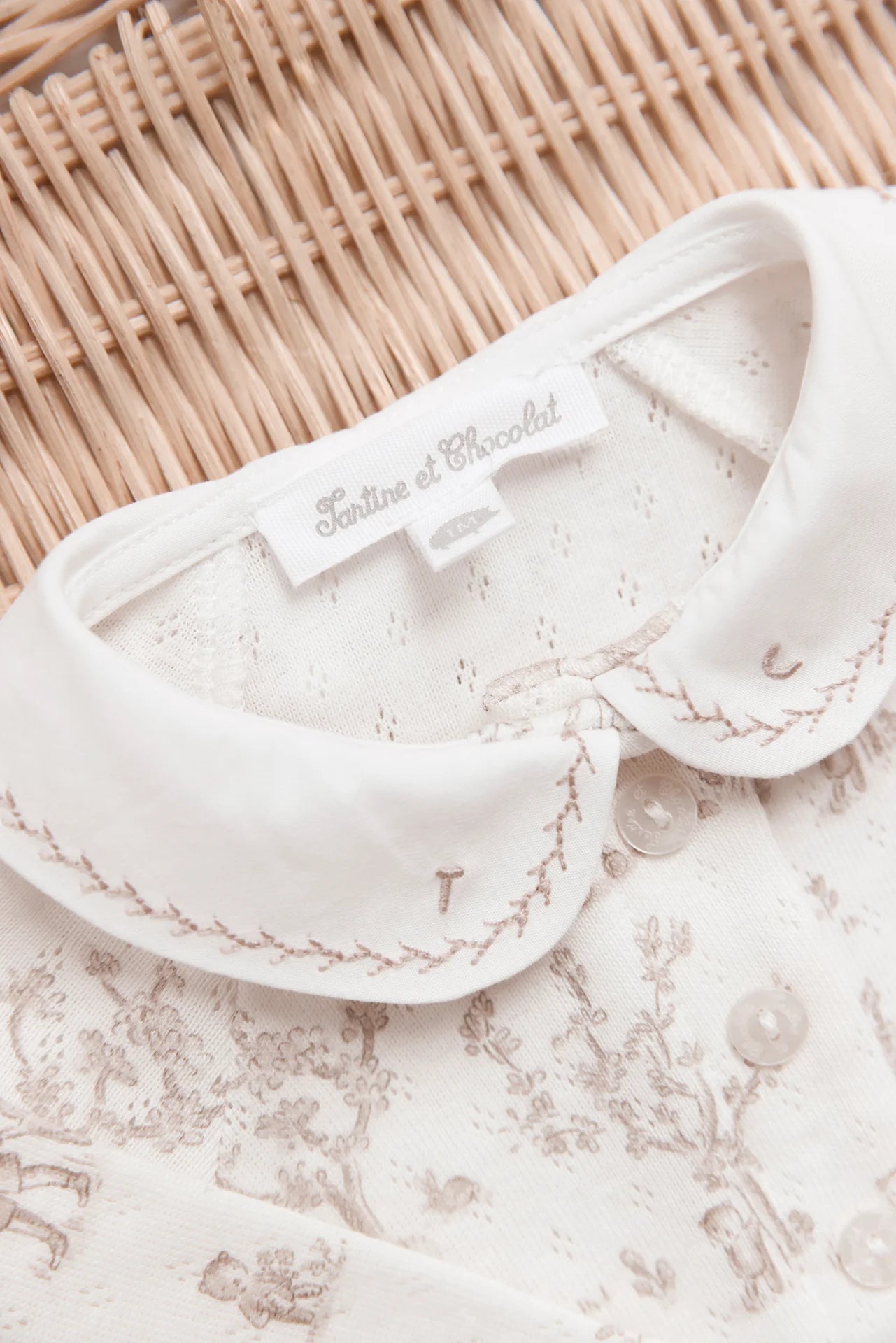Strampler – Ecru mit Fantasie-Garten-Print