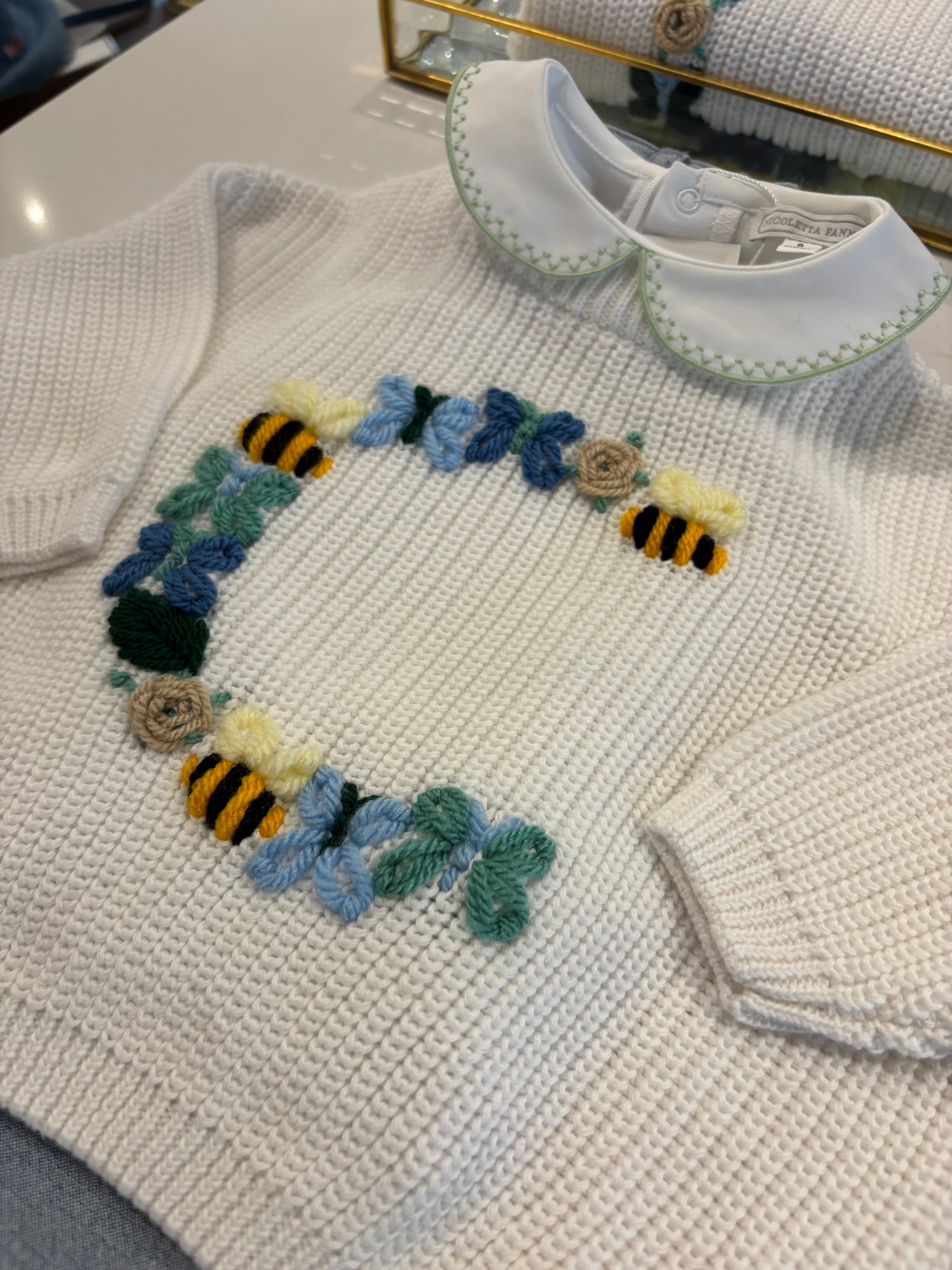 Handbestickter Buchstabenpullover