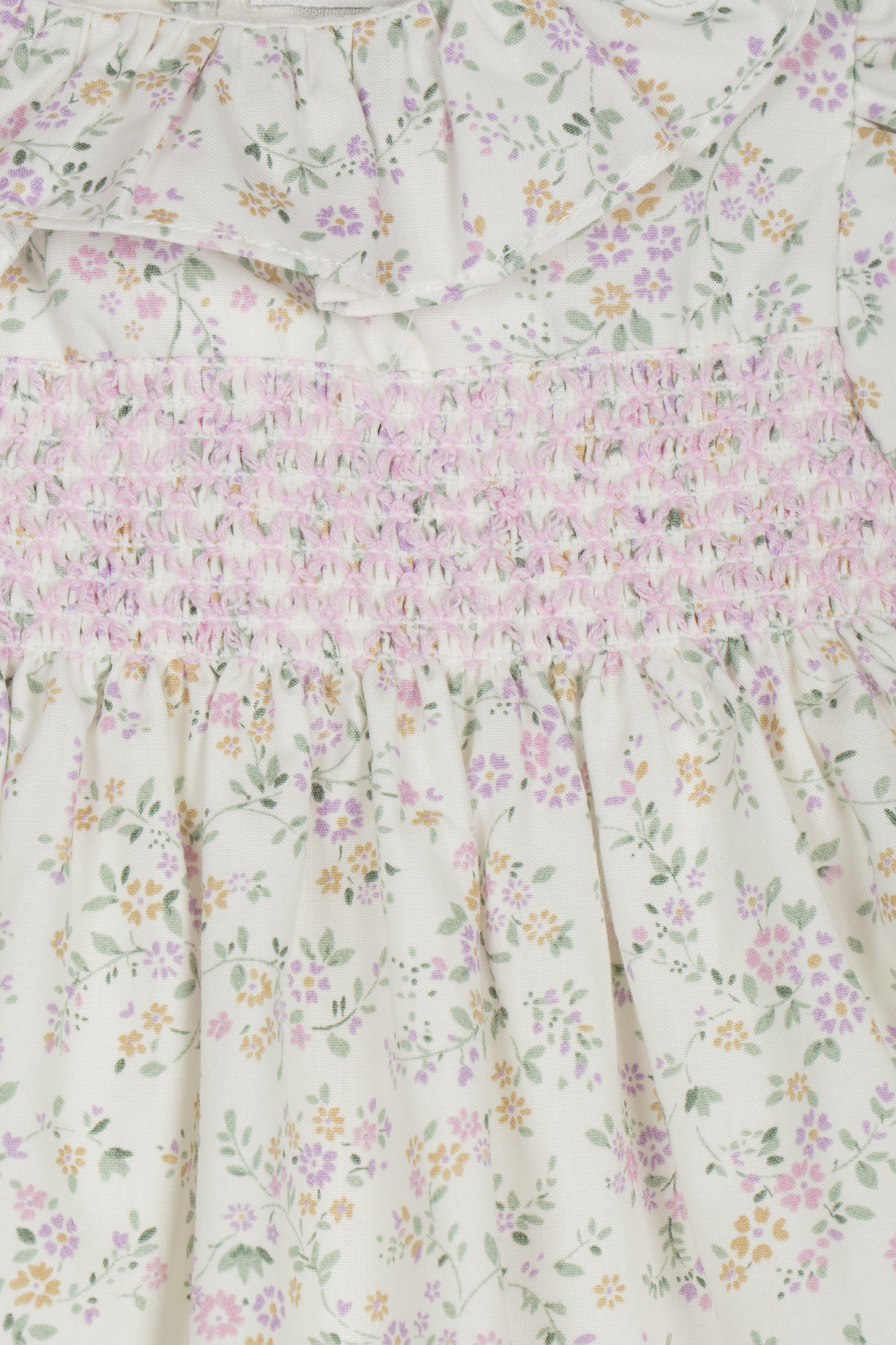 Kleid – Lavendelfarbenes, gesmoktes Blumenkleid