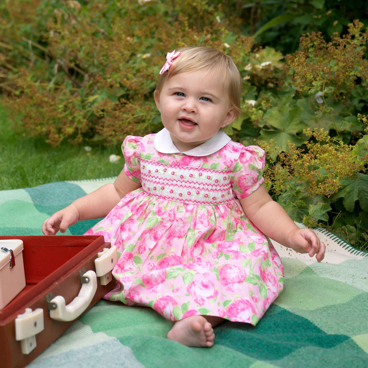 Gesmoktes Kleid – Klassische Rose und Bloomer