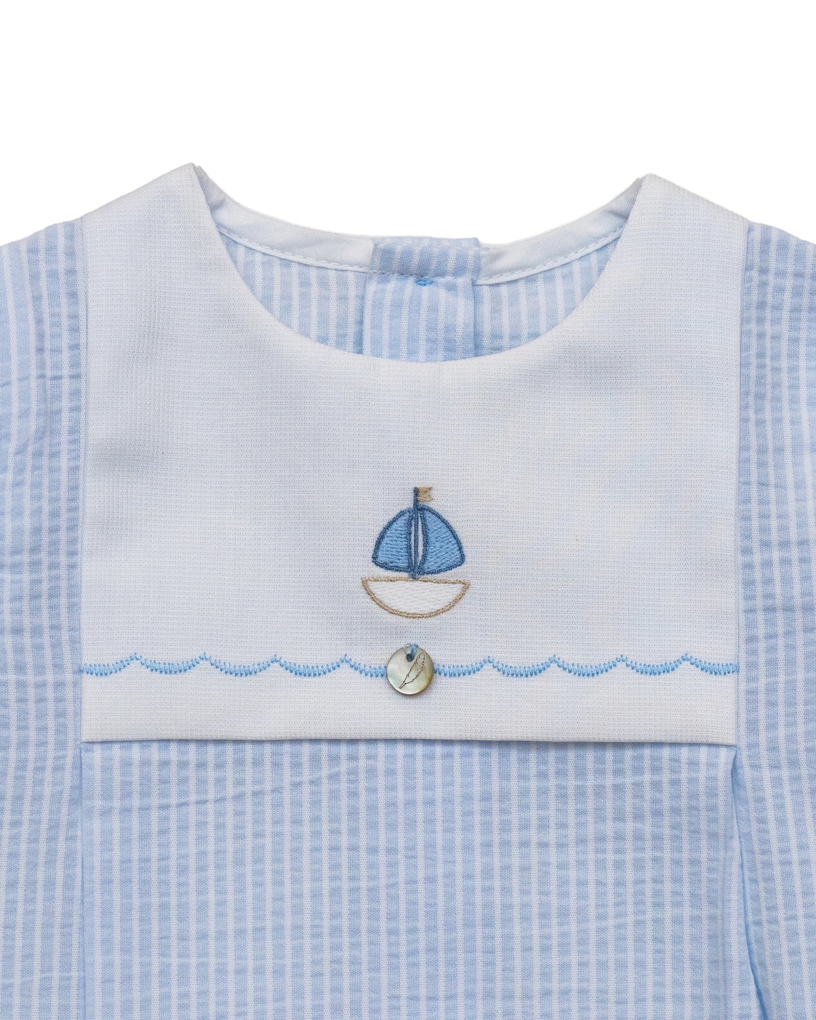 Strampler – Gestreiftes Babyblaues Segelboot