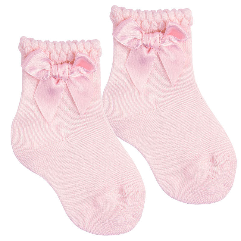 Kurze Socken mit passender Schleife