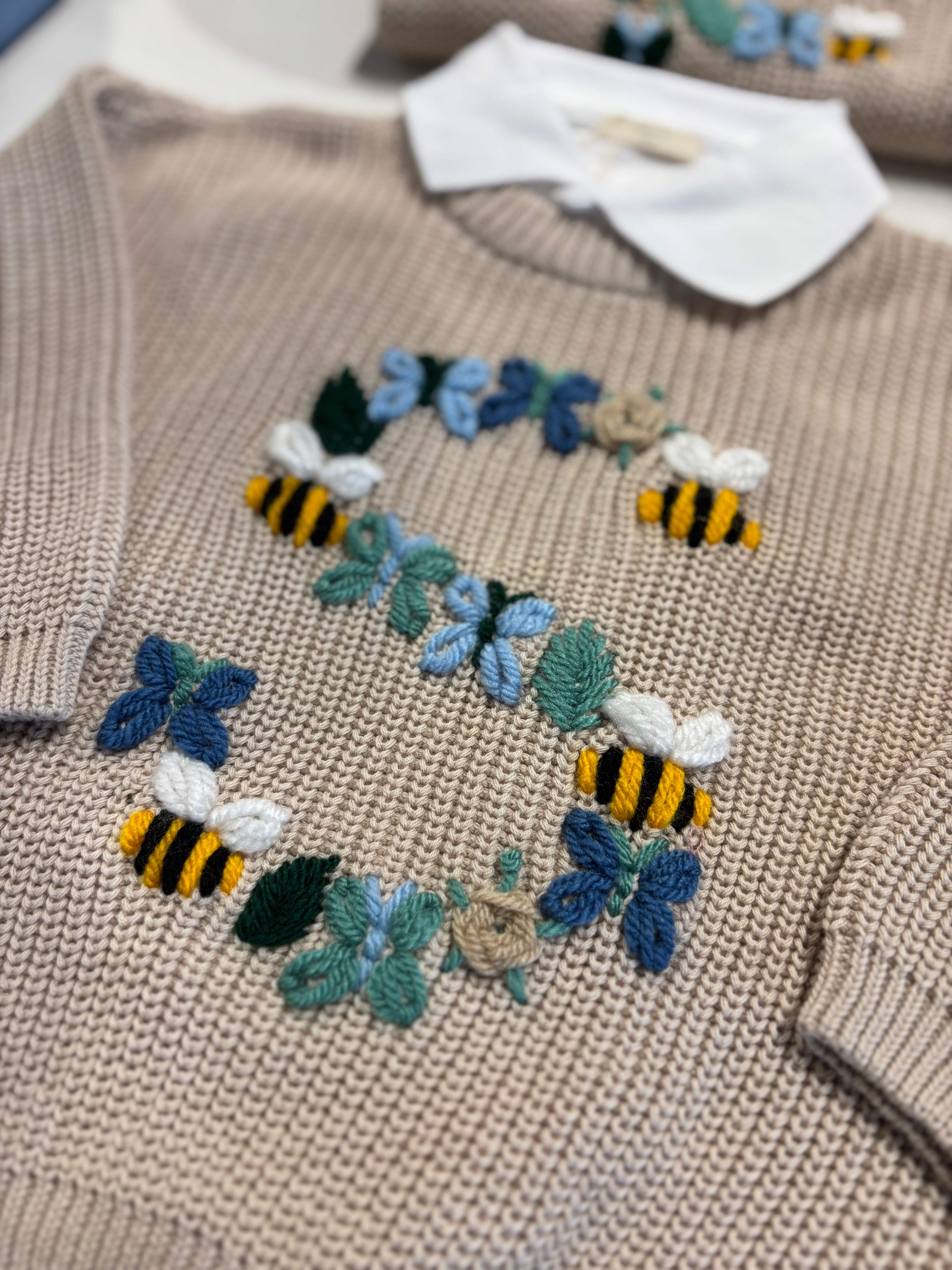 Handbestickter Buchstabenpullover