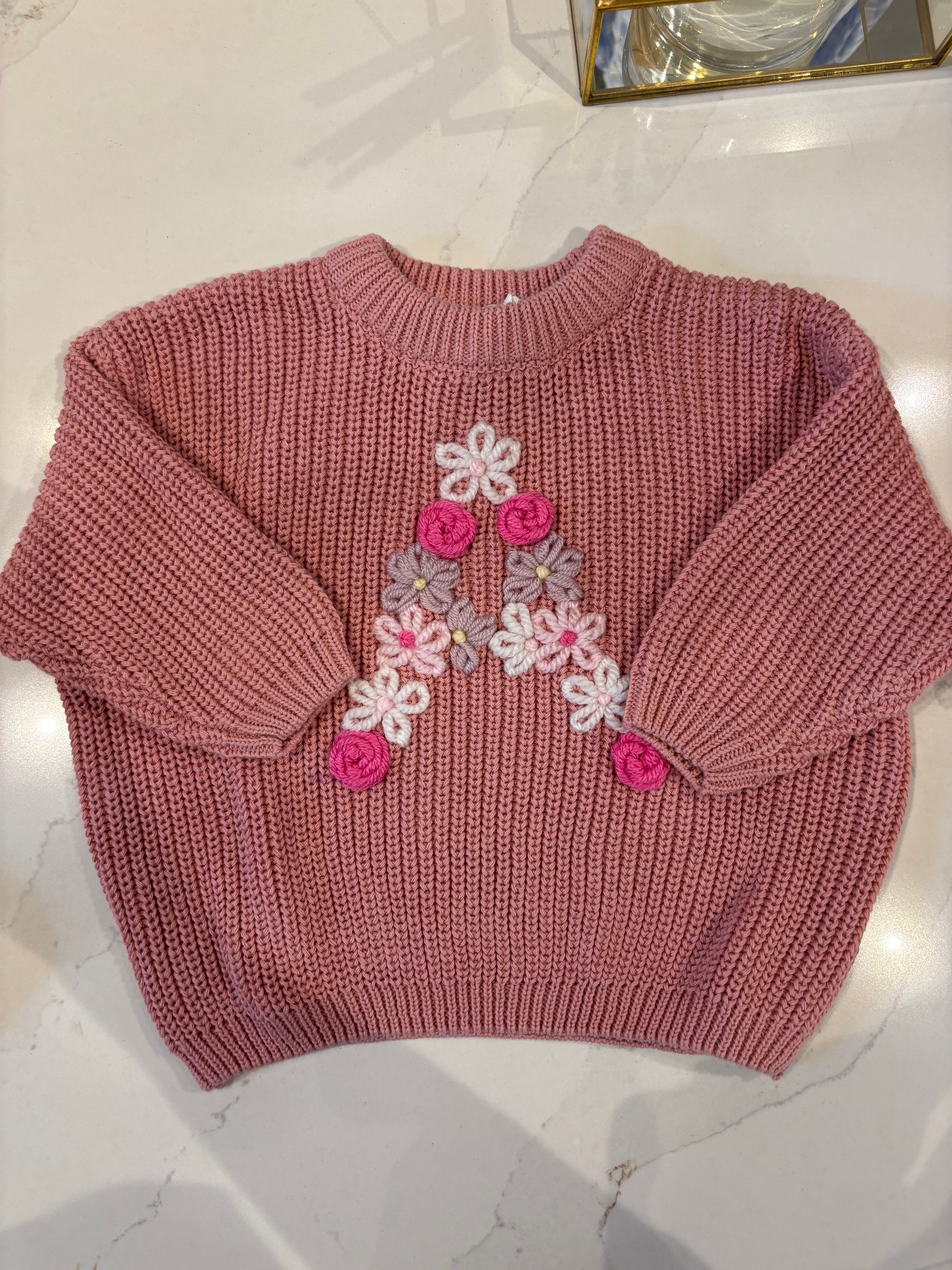 Handbestickter Buchstabenpullover