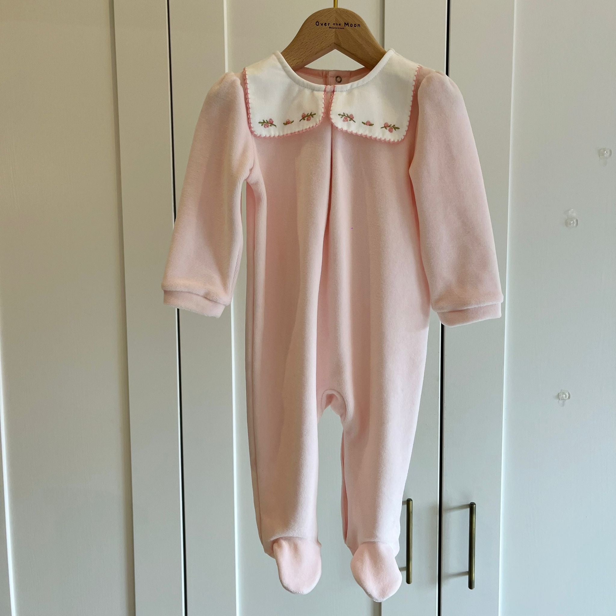 Strampler – Hellrosa Velours-Lätzchen mit Blumenmuster