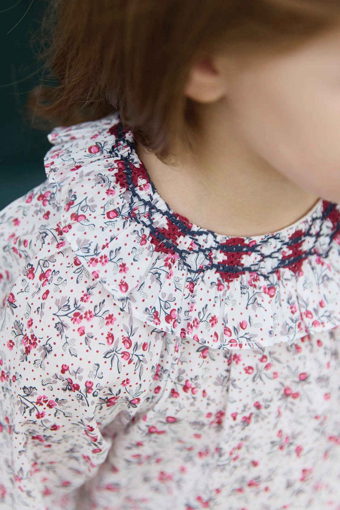 Bluse - Marineblau/Rot mit Blumenmuster und Smock-Details