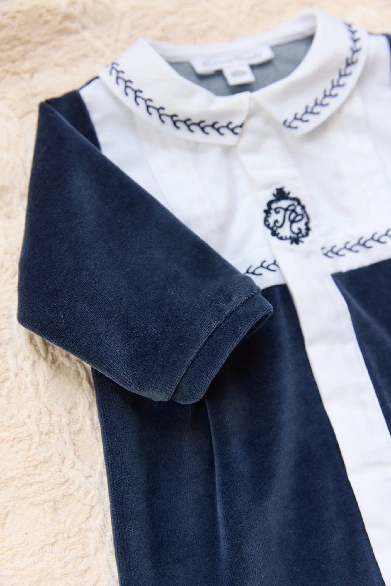 Strampler – Marineblau mit spitzem Kragen