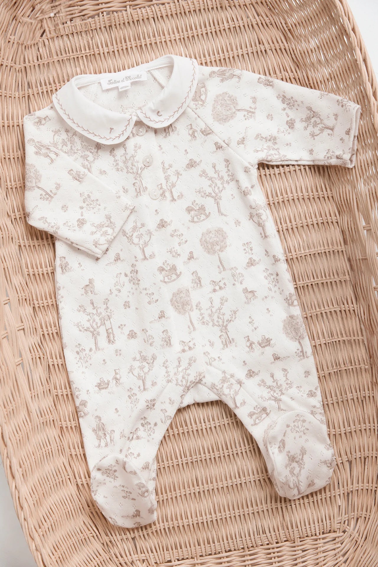 Strampler – Ecru mit Fantasie-Garten-Print